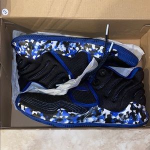 Boy’s Adidas size 6.